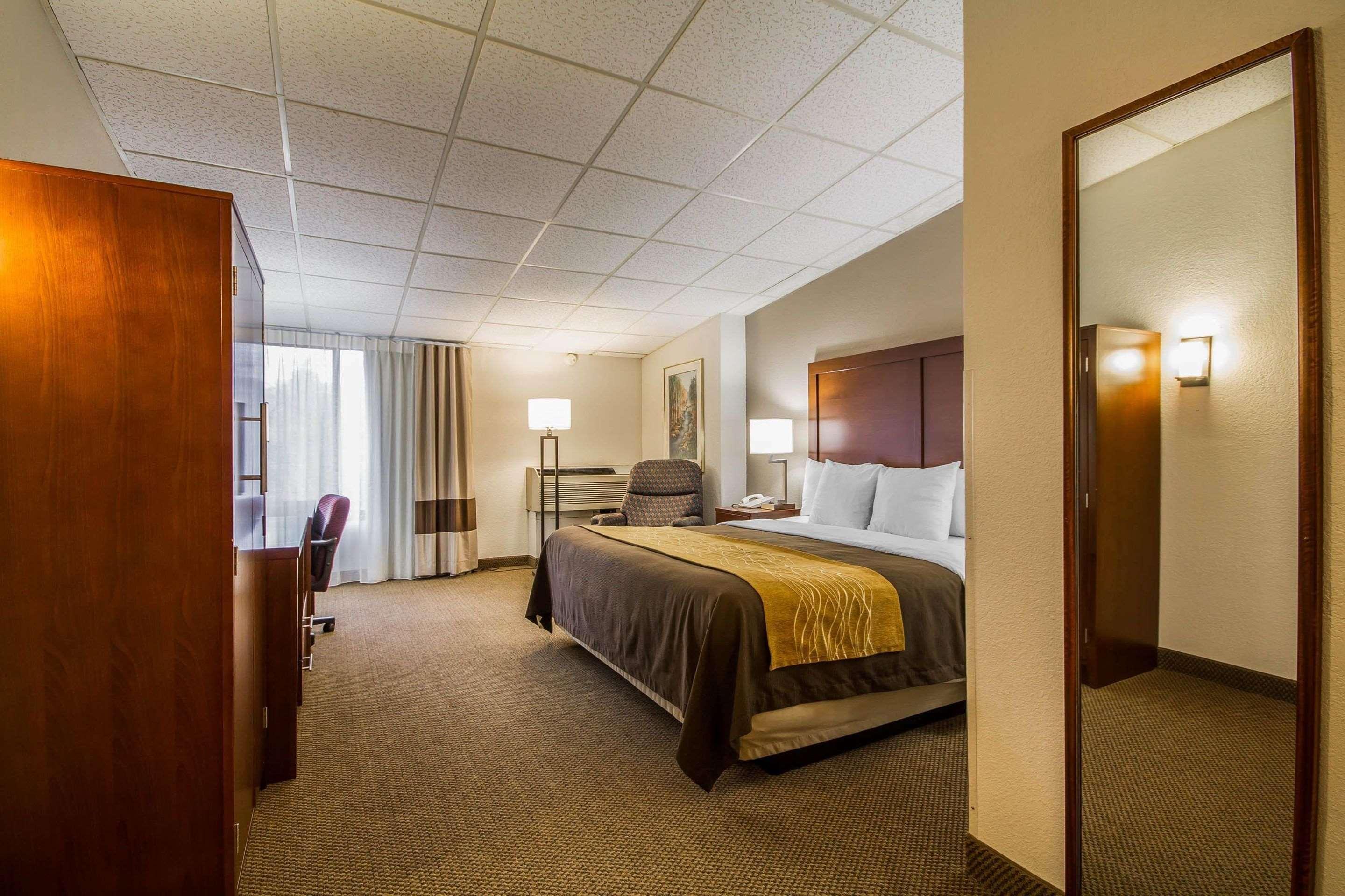Comfort Inn & Suites Madison - Airport Exterior photo