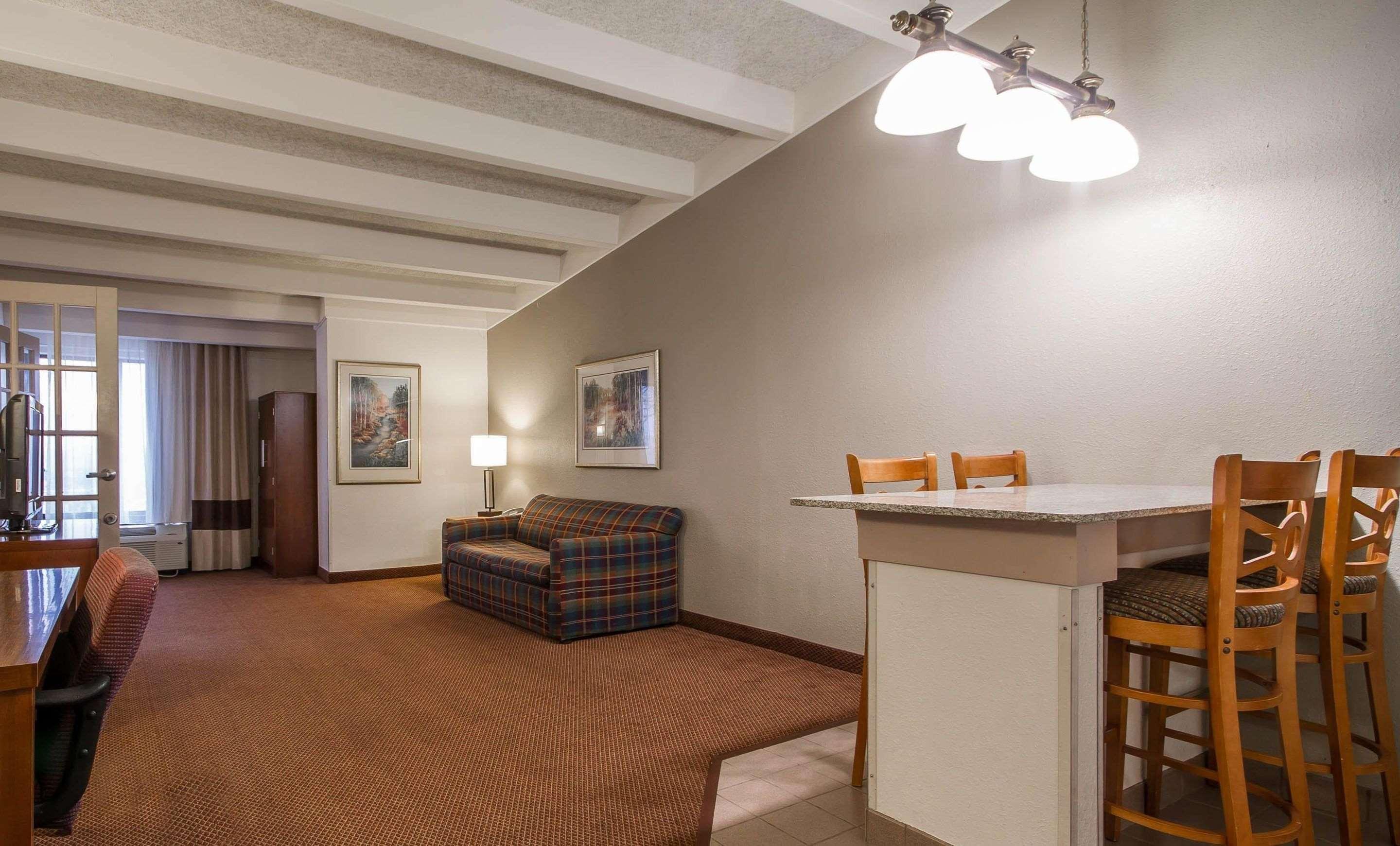 Comfort Inn & Suites Madison - Airport Exterior photo